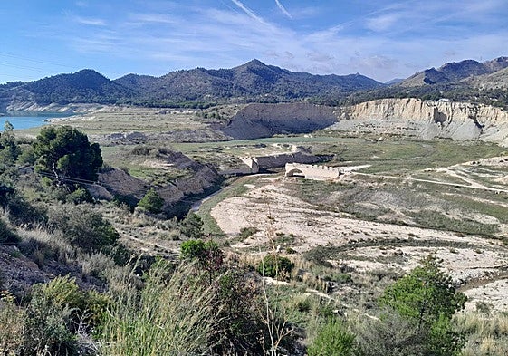 Estado del Amadorio, con solo dos hectómetros cúbicos de agua.