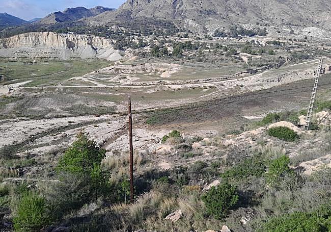 Estado de sequía en el pantano del Amadorio.