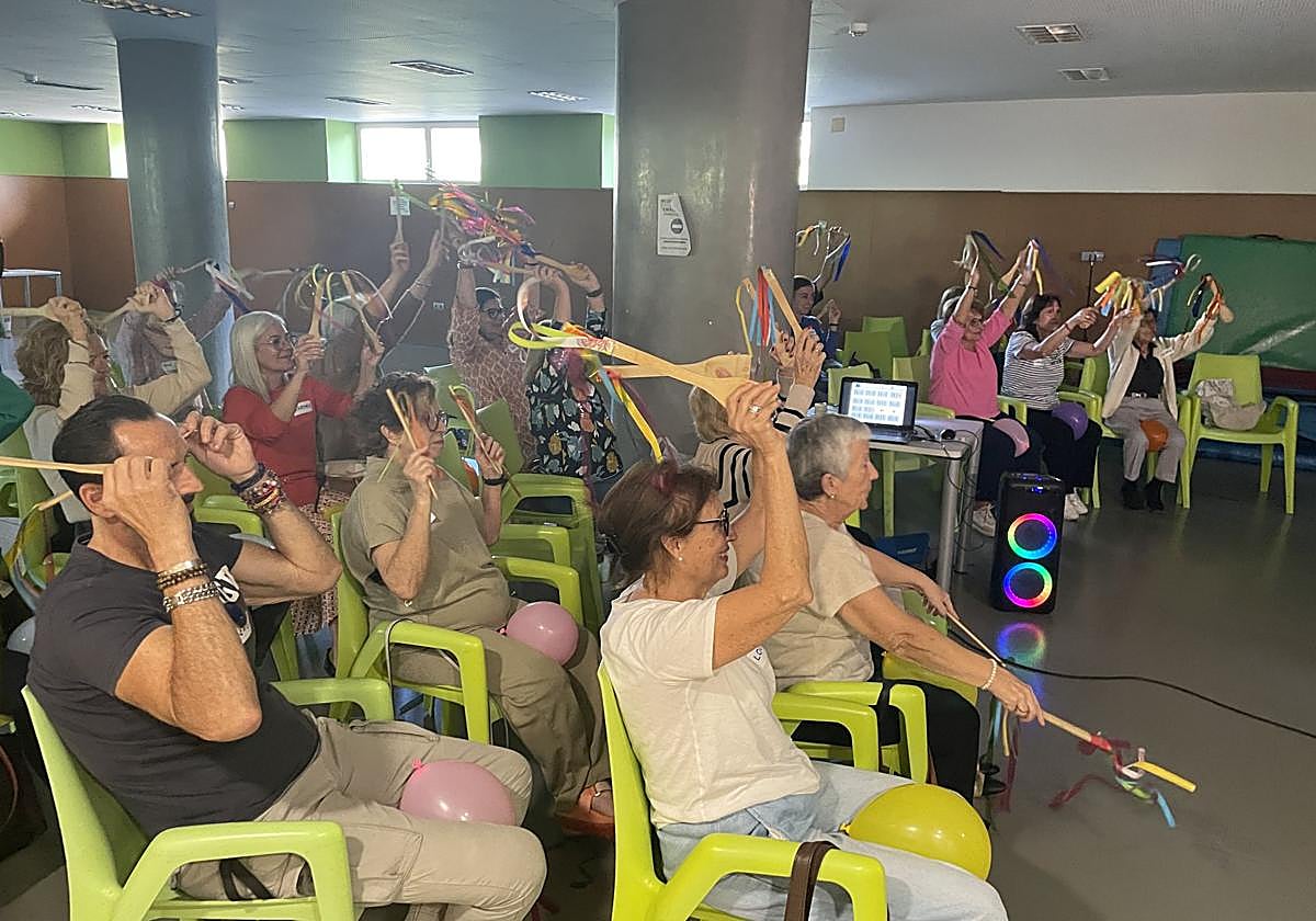 Los cuidadores han participado activamente en la parte práctica del taller de musicoterapia.
