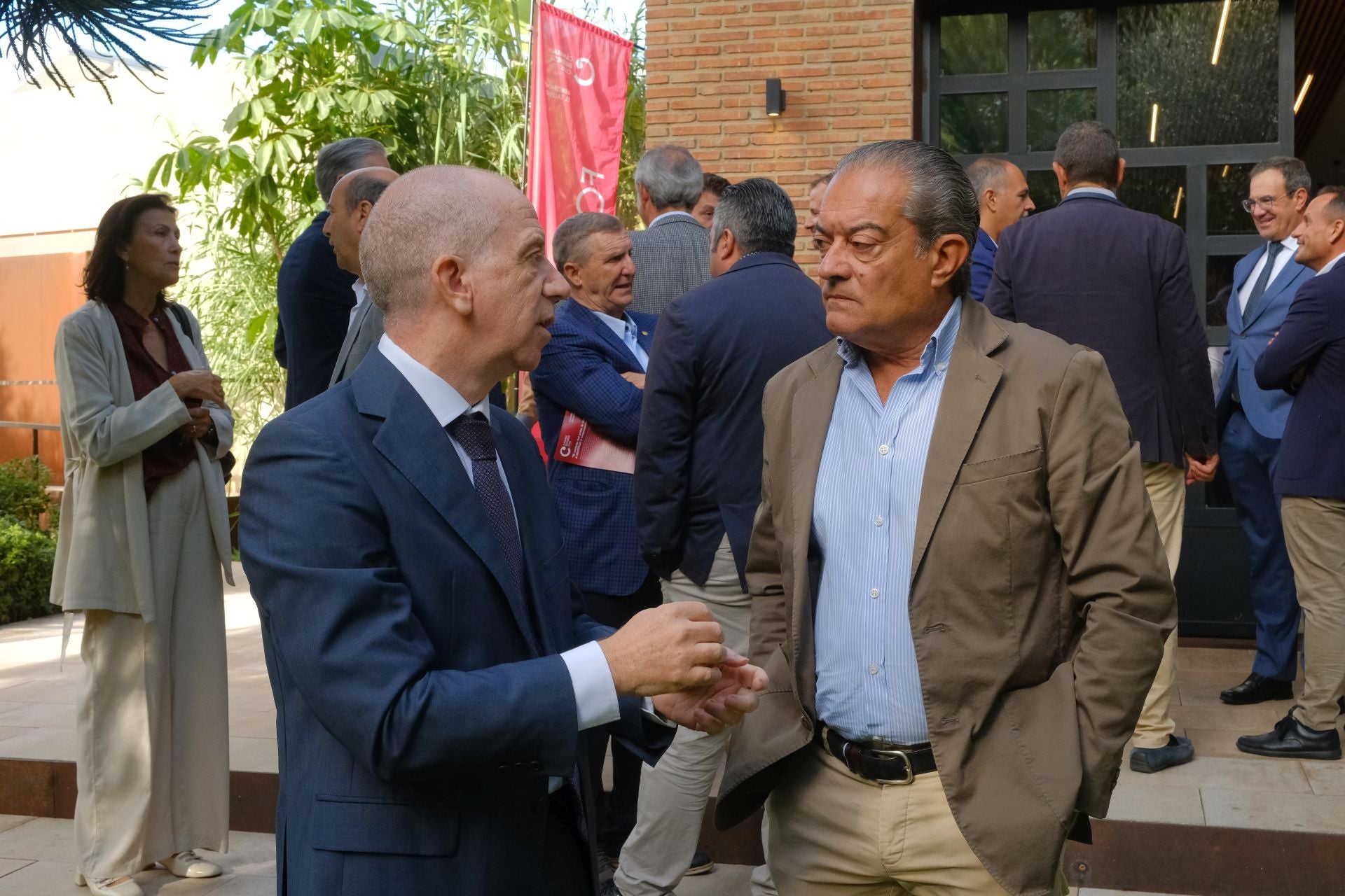 El doctor Enrique de Madaria participa en el ciclo de conferencias circulares del Cámara Business Club