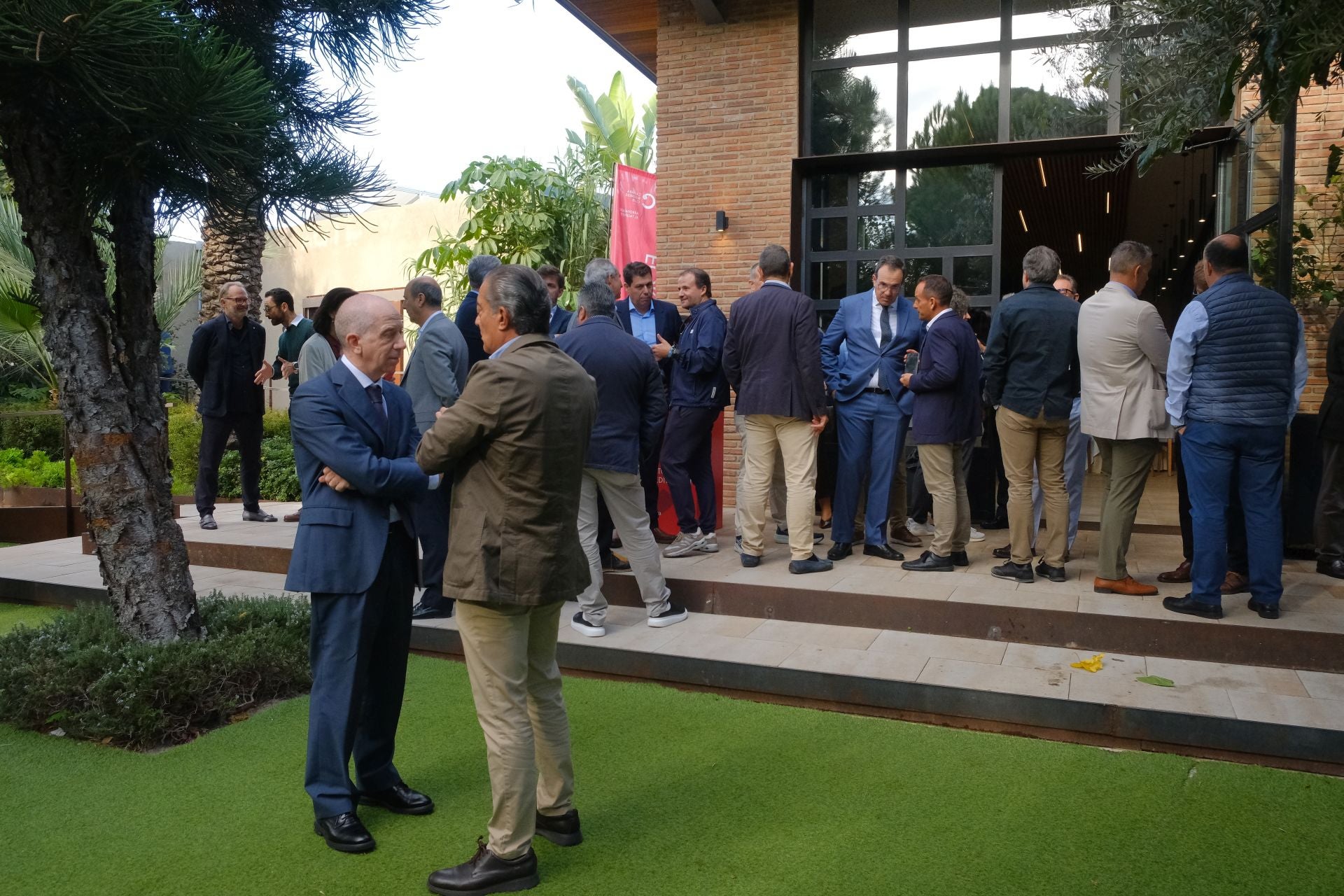 El doctor Enrique de Madaria participa en el ciclo de conferencias circulares del Cámara Business Club