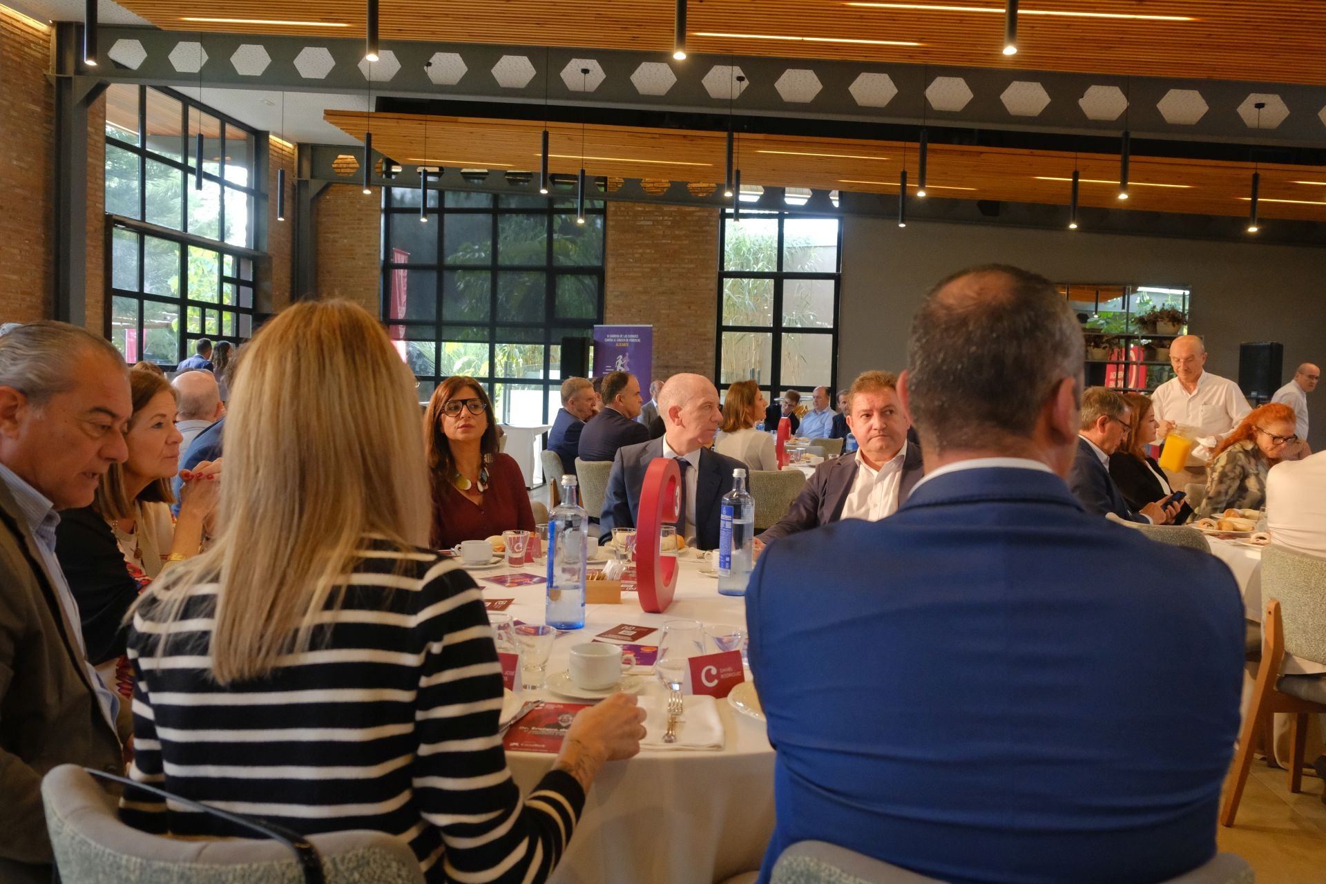 El doctor Enrique de Madaria participa en el ciclo de conferencias circulares del Cámara Business Club