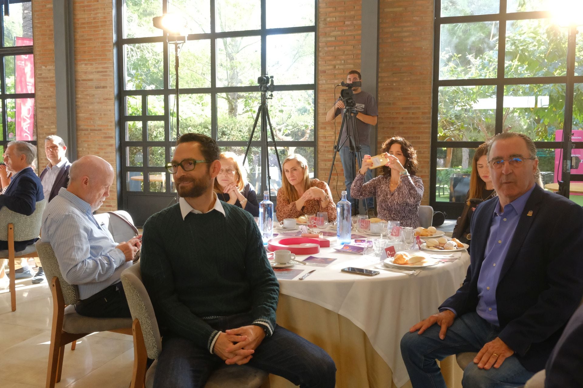 El doctor Enrique de Madaria participa en el ciclo de conferencias circulares del Cámara Business Club
