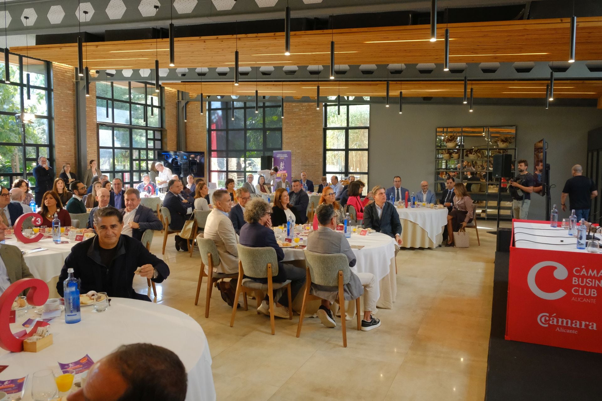 El doctor Enrique de Madaria participa en el ciclo de conferencias circulares del Cámara Business Club