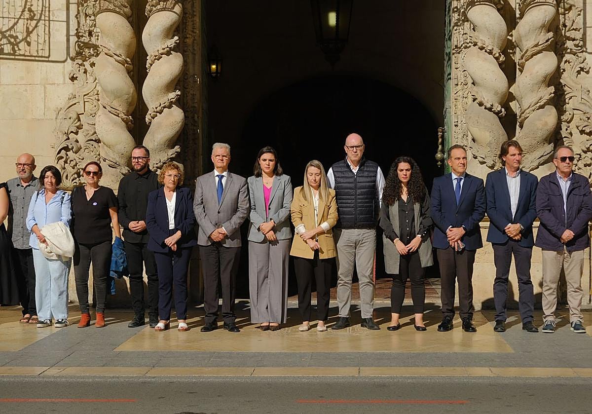 Imagen principal - Minuto de silencio para condenar el último crimen machista en Alicante.