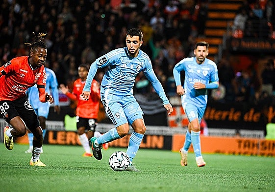 Mehdi Puch controla el balón durante un partido con el Ajaccio.
