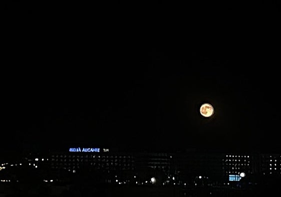 La luna del castor emerge sobre el cielo de Alicante.