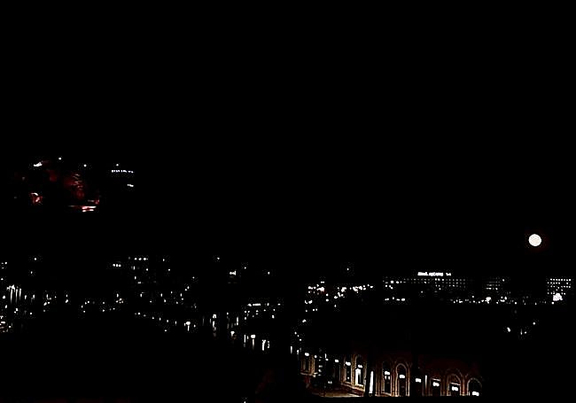 La luna del castor sobre el puerto y junto al castillo de Santa Bárbara.