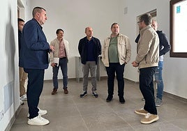 El diputado de Infraestructuras, Antonio Bernabeu, en su visita a Benilloba.