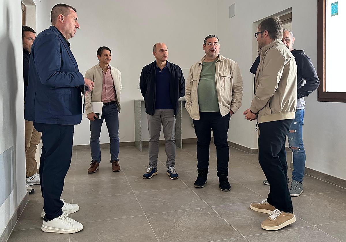 El diputado de Infraestructuras, Antonio Bernabeu, en su visita a Benilloba.