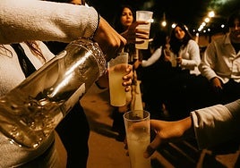 Imagen de jóvenes haciendo botellón.