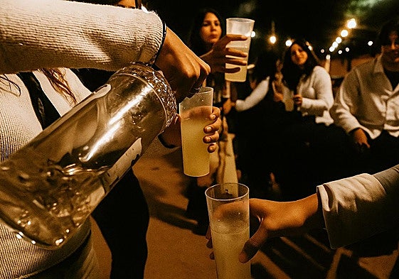 Imagen de jóvenes haciendo botellón.