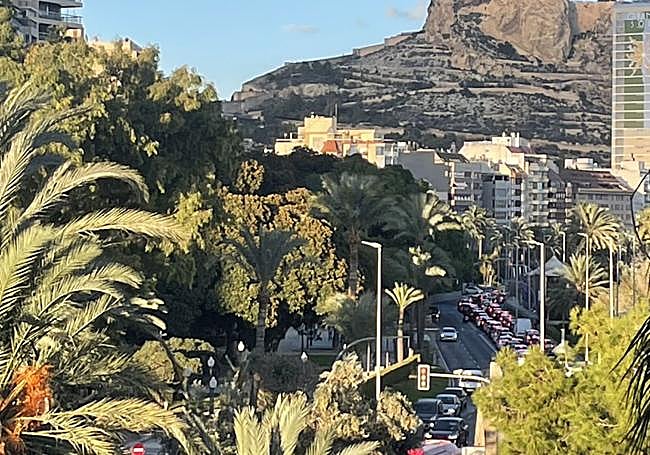 Vista del colosal atasco hacia la zona de playas de Alicante.