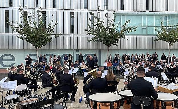 Actuación de una banda musical en Mutxamel.