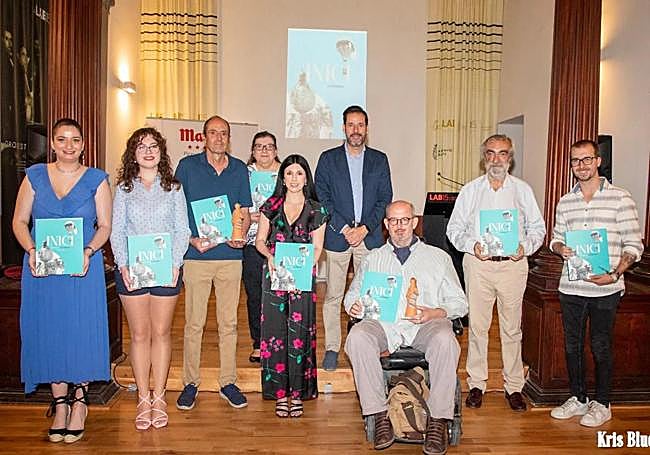 Presentación del llibret de la hoguera La Ceràmica sobre los inicios de la Fiesta.