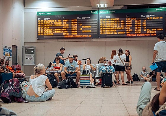 Retrasos en trenes de alta velocidad por una incidencia de electrificación en Chamartín, en imagen de archivo.