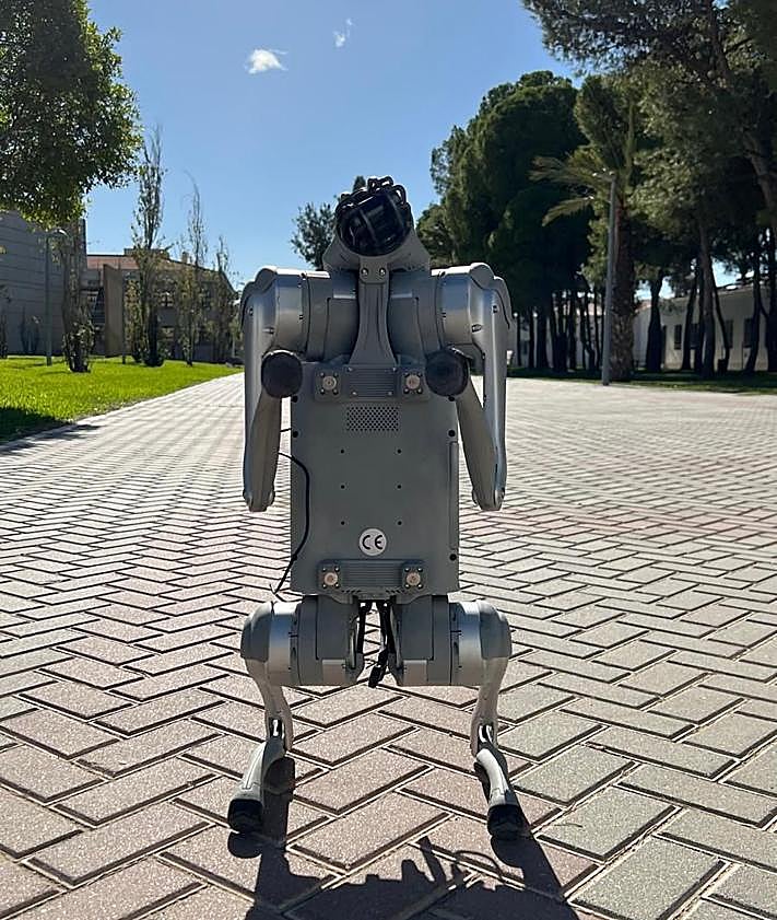 Imagen secundaria 2 - 1. Carmen maneja el robot en el campus de la UA. 2. Francisco Gómez fotografía a varios curiosos con Paws. 3. Paws sobre dos patas. 