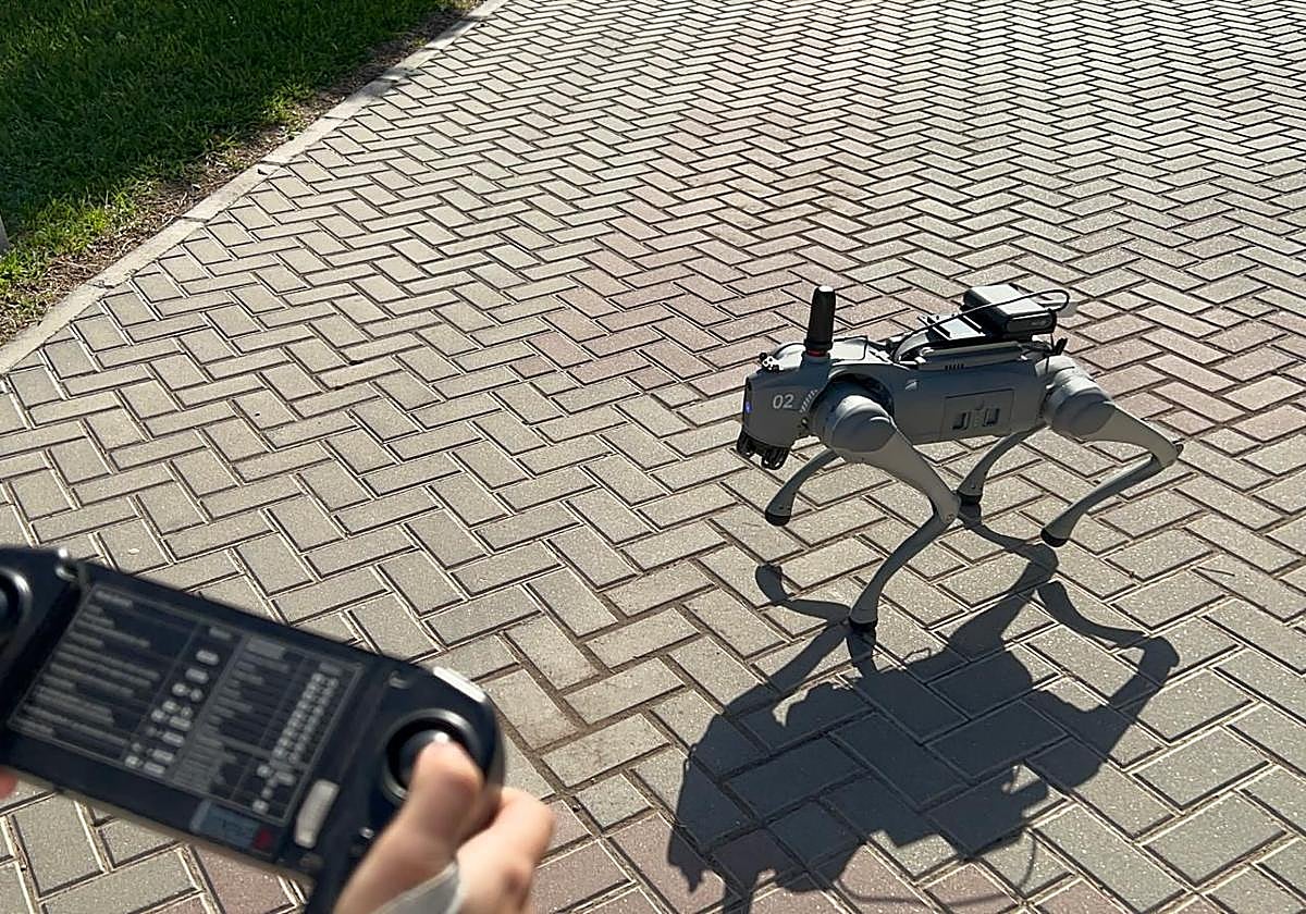 Carmen controla a Paws, el perro robot de la UA.