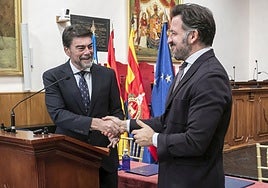 Los alcaldes de Elche y Alicante, Pablo Ruz y Luis Barcala, firman el convenio que consolida la maratón entre ambas ciudades.