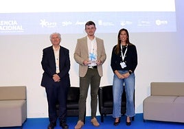 El técnico del PCUMH, Oleks Oprysnyk, recoge en Gijón el premio de la APTE al parque más activo de 2024.