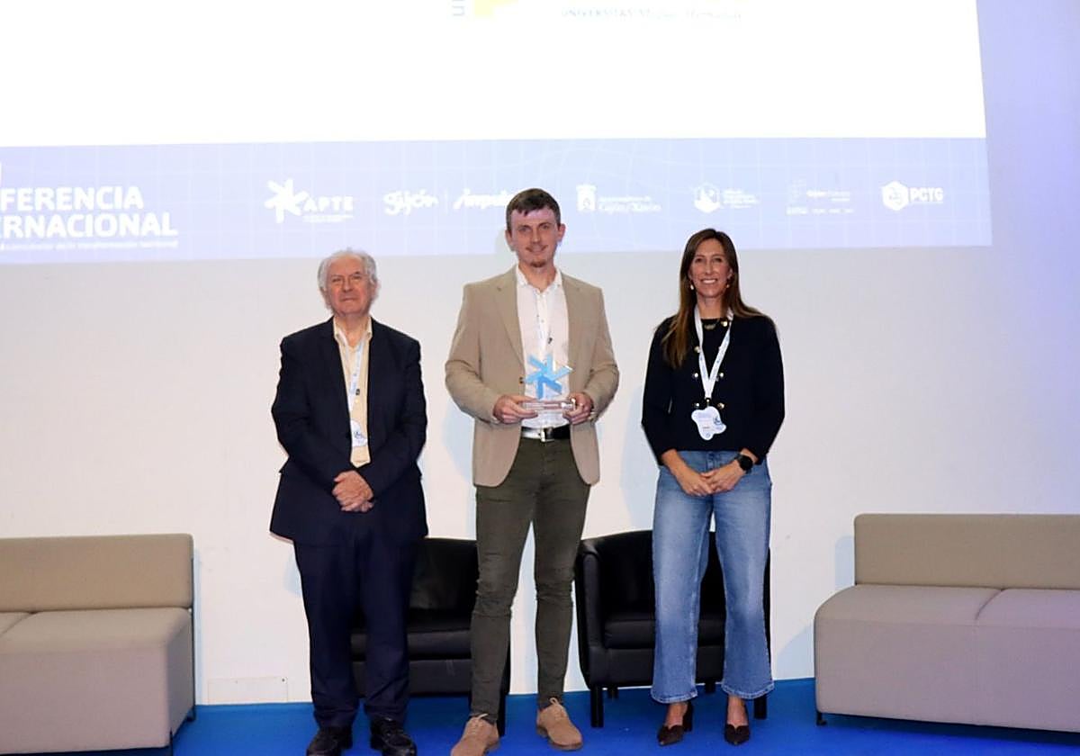 El técnico del PCUMH, Oleks Oprysnyk, recoge en Gijón el premio de la APTE al parque más activo de 2024.