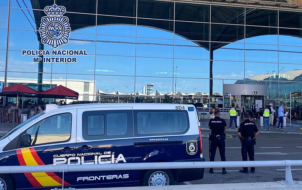 Dos policías vigilan los accesos al aeropuerto Alicante-Elche.
