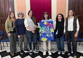 Autora del cartel junto a las miembros del jurado.