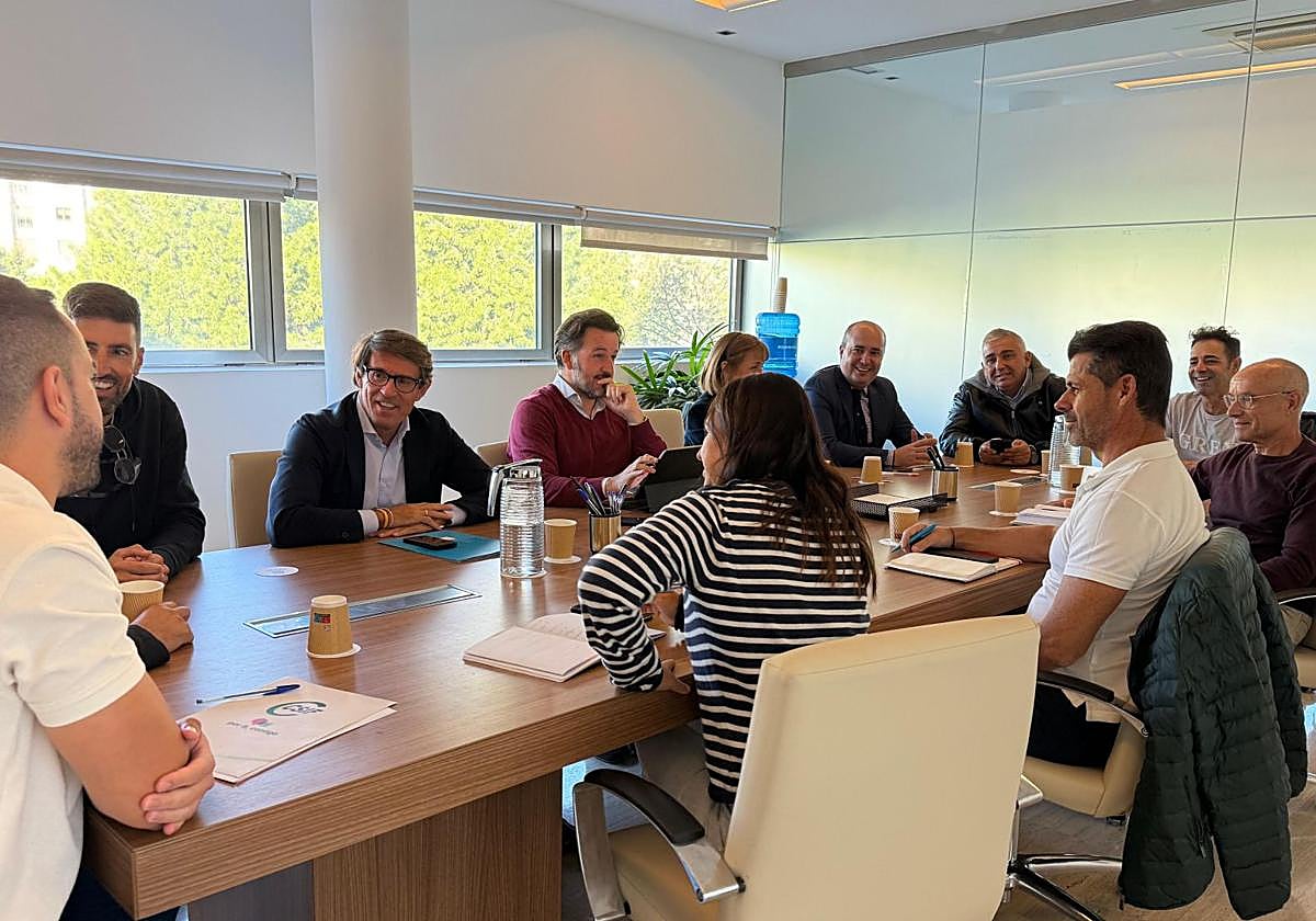 Gobierno municipal y sindicatos firman un acuerdo histórico para implantar la carrera profesional en el Ayuntamiento de Elche.