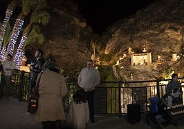 El belén y las palmeras ya iluminadas de Navidad, este viernes.