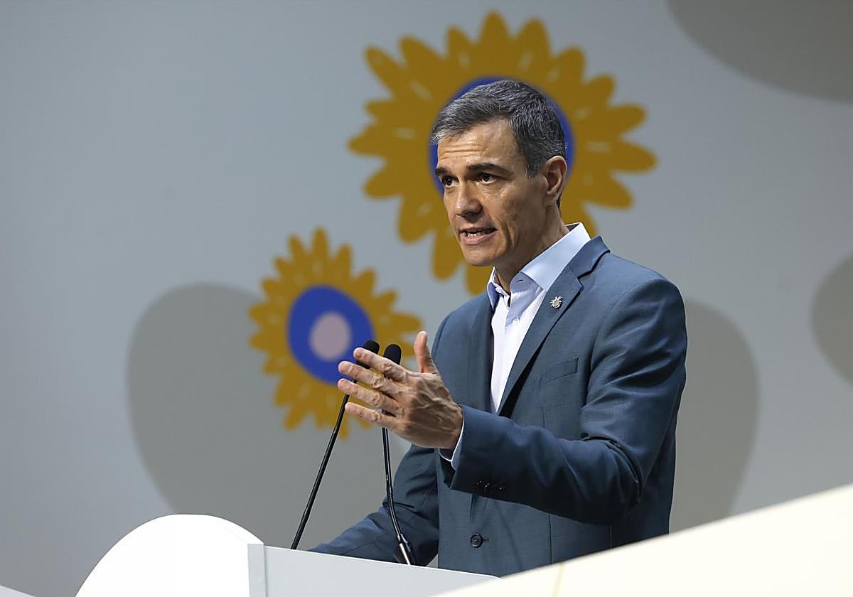 El presidente del Gobierno de España, Pedro Sánchez, habla durante la cumbre de líderes de la COP30 este viernes, en el Centro de Convenciones Hangar en Belém (Brasil)