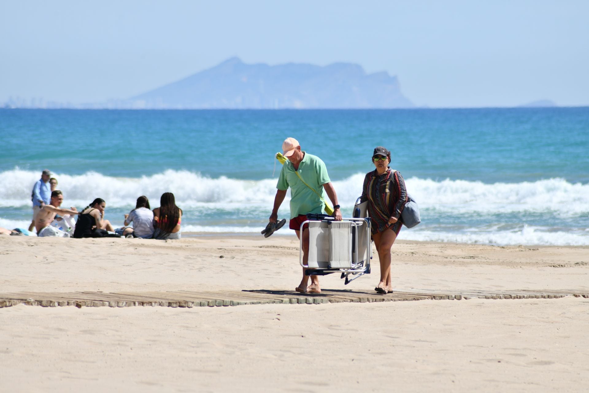 Veraneantes en Playa de San Juan.