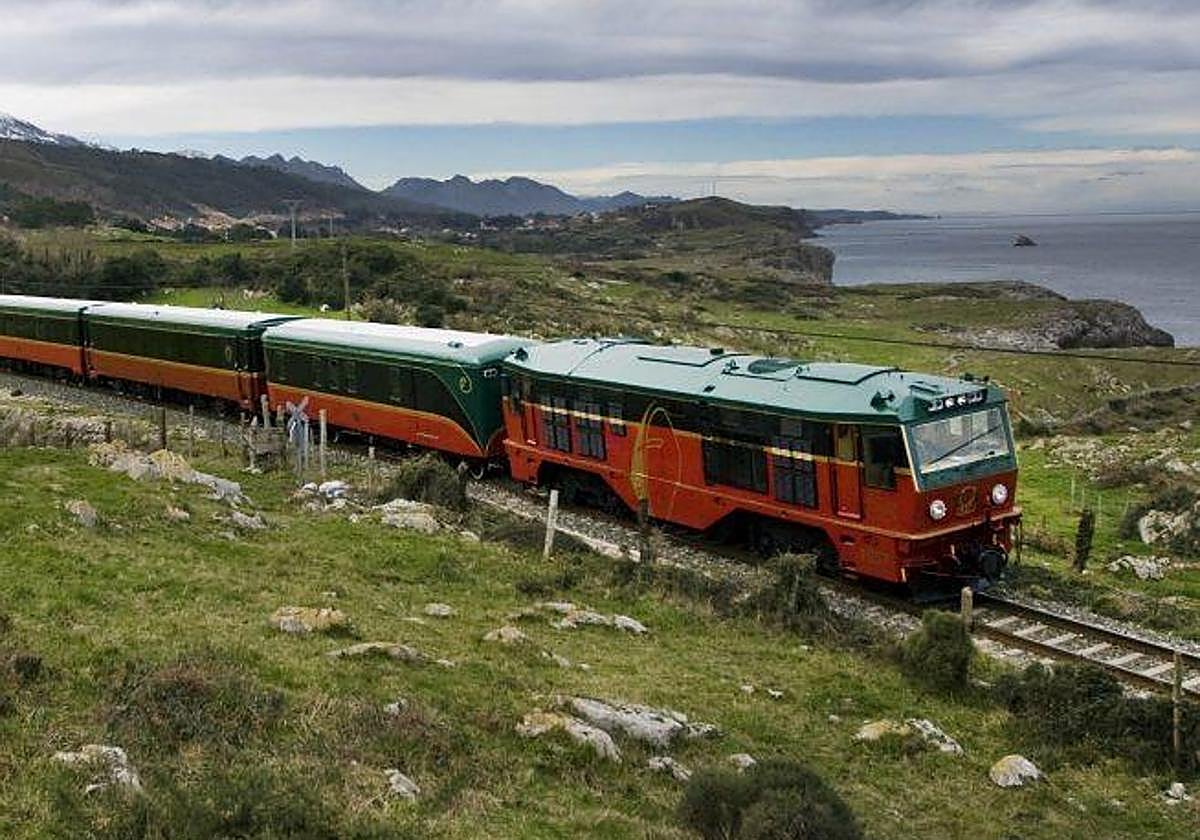 Uno de los trenes turísticos de Renfe.
