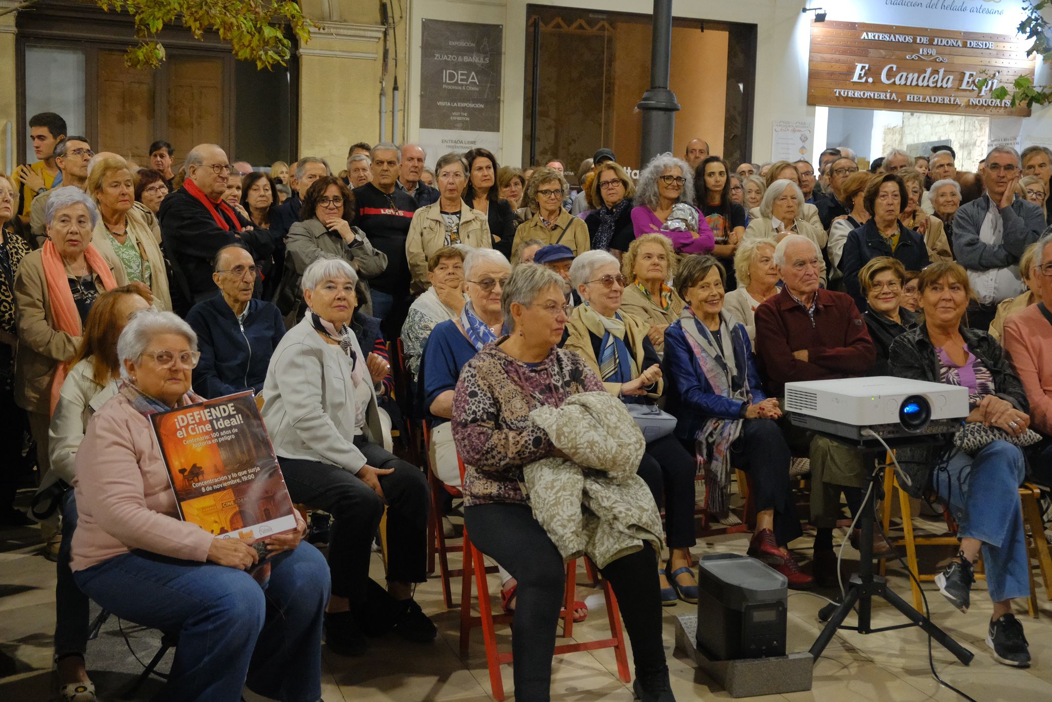El cine vuelve a Ideal cien años después, en proyector y en la calle