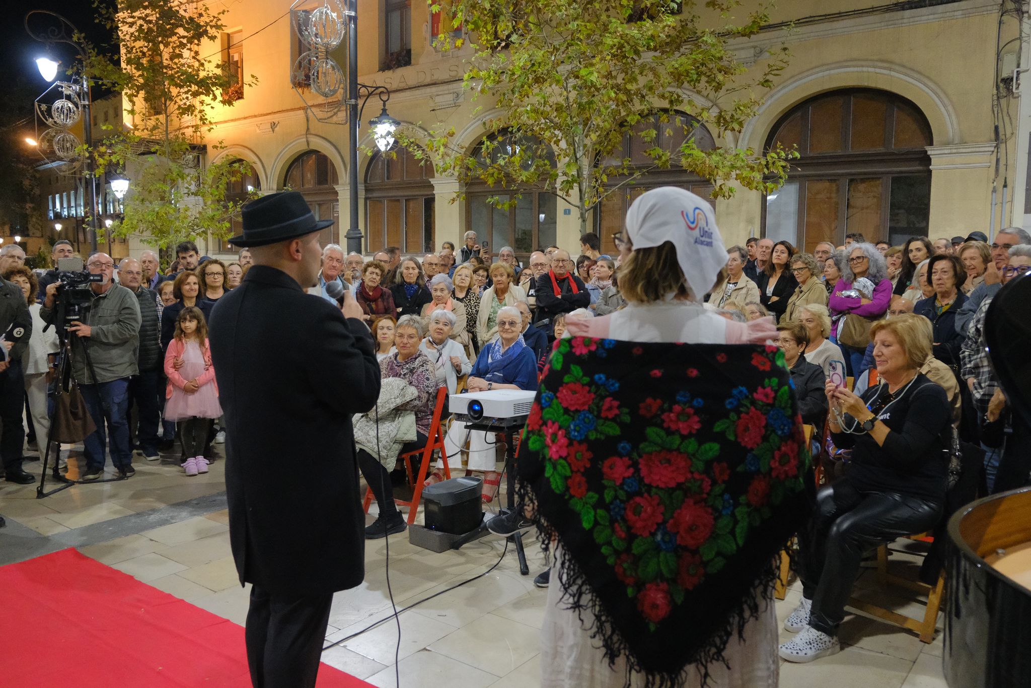 El cine vuelve a Ideal cien años después, en proyector y en la calle