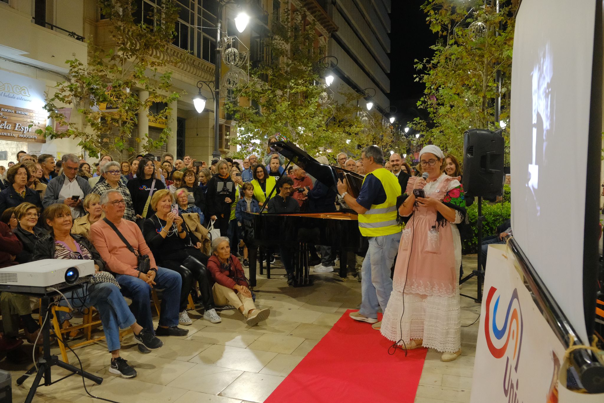 El cine vuelve a Ideal cien años después, en proyector y en la calle