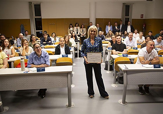 Maite Antón, presidenta de Aefa, con los alumnos de los másteres.