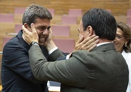 Carlos Mazón y Juanfran Pérez Llorca se felicitan tras el nombramiento del primero como presidente del Consell tras la investidura.