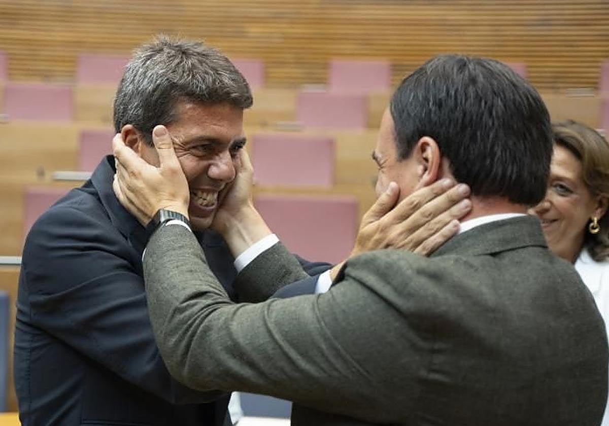 Carlos Mazón y Juanfran Pérez Llorca se felicitan tras el nombramiento del primero como presidente del Consell tras la investidura.