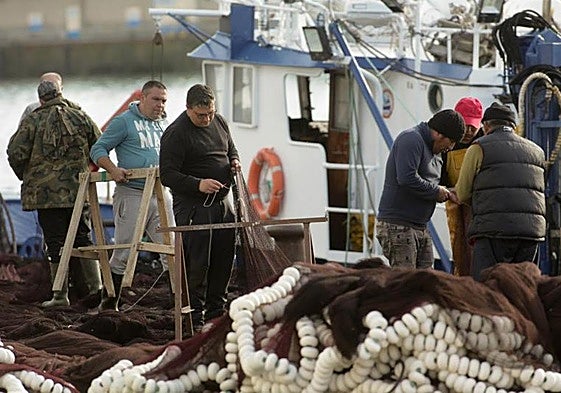 Pescadores en un barco, en imagen de archivo.
