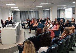 El concejal de Planes Estratégicos, Antonio Peral, reunido con los técnicos en la Casa de la Festa.
