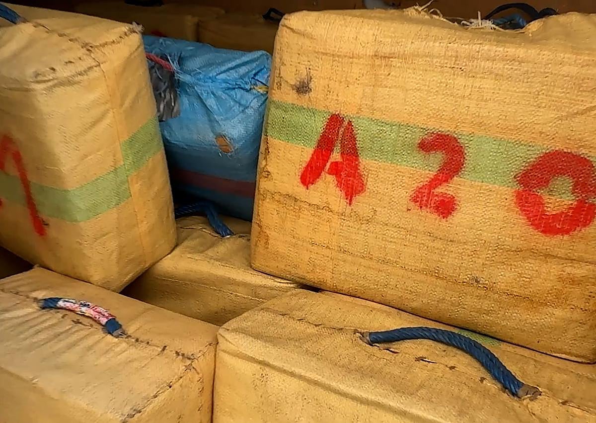 Imagen secundaria 1 - Imágenes de la operación de la Guardia Civil. 