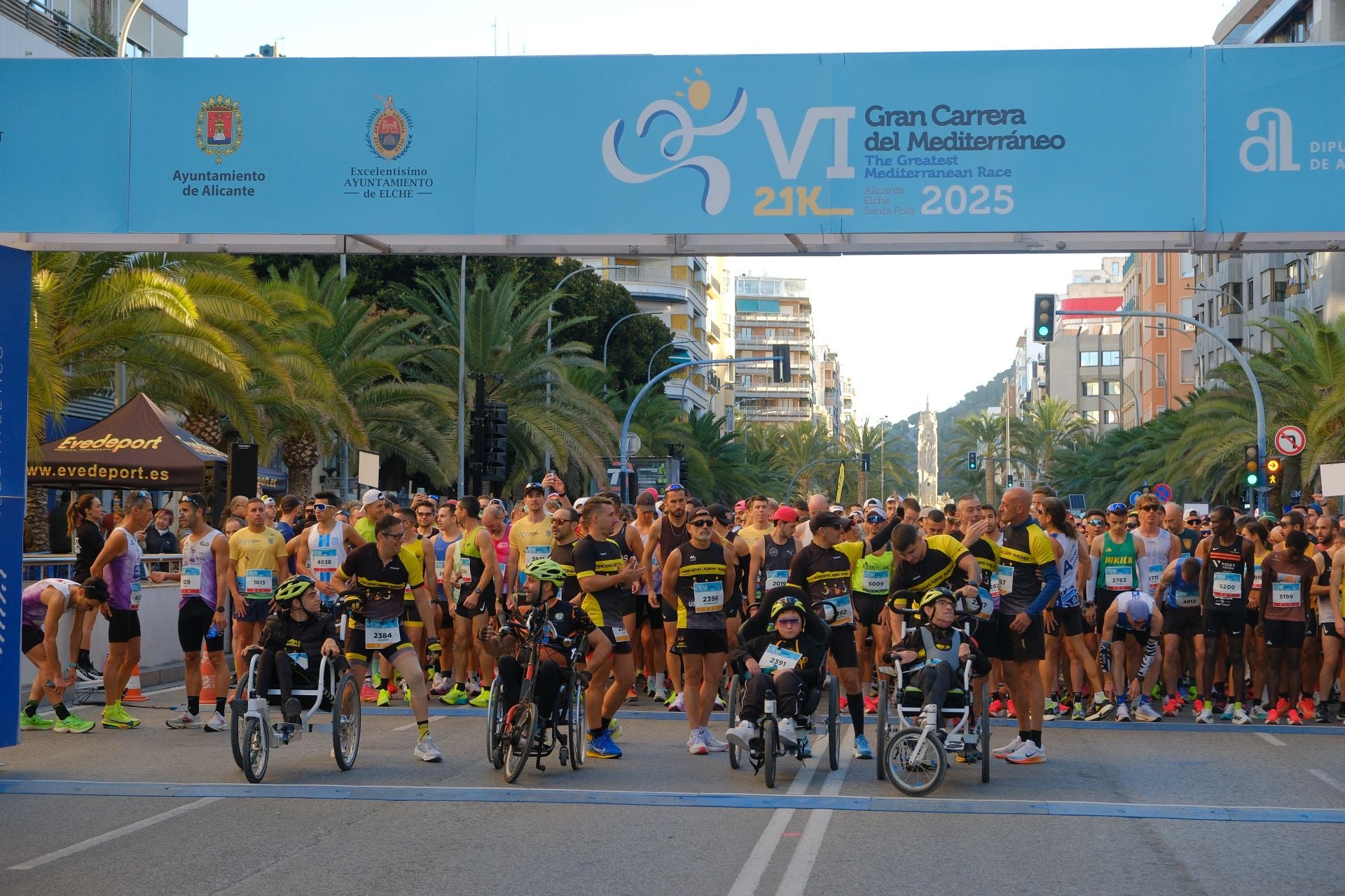 La Carrera del Mediterráneo reúne a 5.000 atletas y abre el mes del gran deporte en Alicante