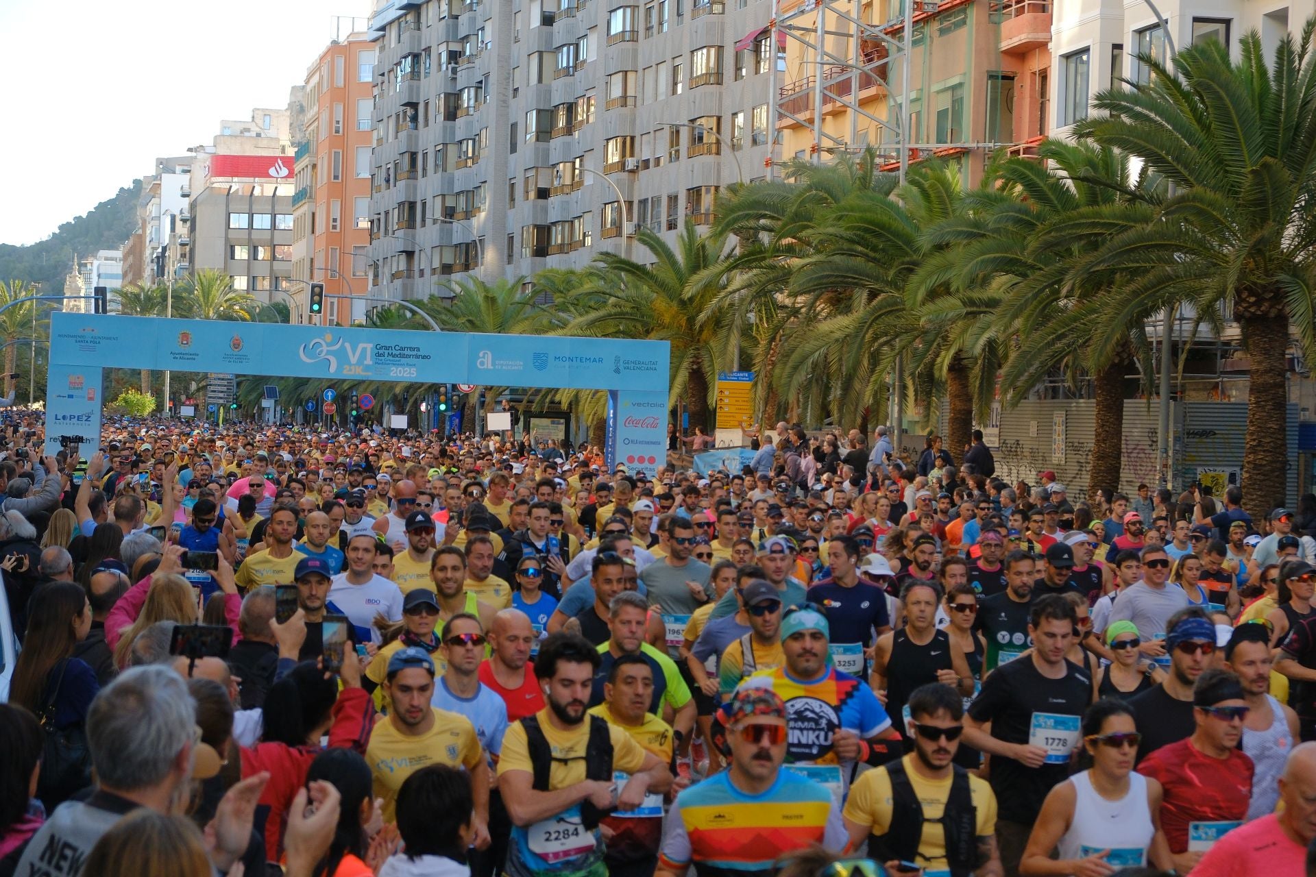 La Carrera del Mediterráneo reúne a 5.000 atletas y abre el mes del gran deporte en Alicante