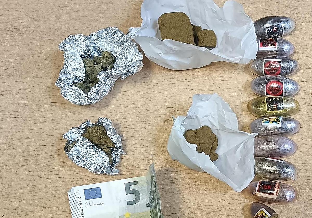 Droga intervenida durante el control.