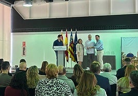 El alcalde Pablo Ruz y la edil Caridad Martínez durante el acto de reconocimiento a la hostelería ilicitana en el Centro de Congresos.