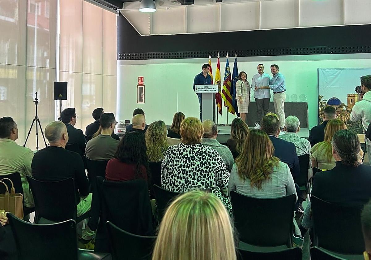 El alcalde Pablo Ruz y la edil Caridad Martínez durante el acto de reconocimiento a la hostelería ilicitana en el Centro de Congresos.