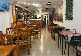 Un bar de la zona vacío en plena hora del almuerzo.