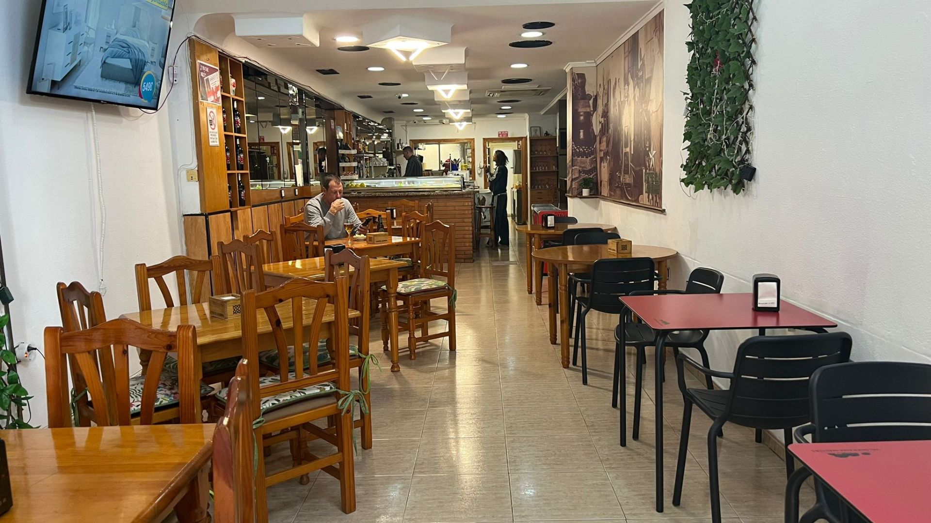 Imagen principal - From Bustle to Silence: The Diputación Area Loses the Commercial Pulse of Alicante's Centre