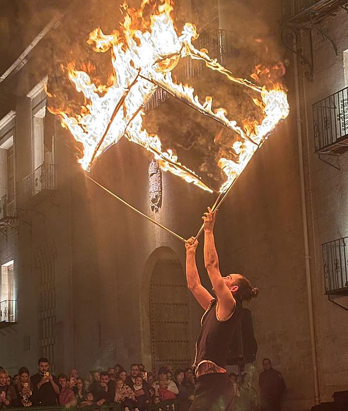 Imagen secundaria 2 - The 30th Elche Medieval Festival bid farewell with fire, music, and a historical atmosphere in the heart of the city.