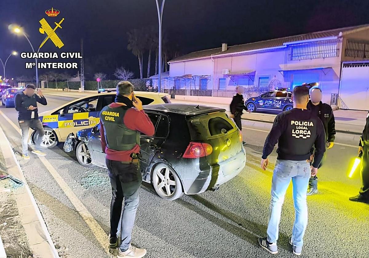Civil Guard and Lorca Local Police officers during the arrest of the suspects.
